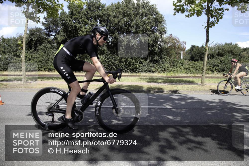 11.08.2024 - GEWOBA Citytriathlon Bremen H.Heesch http://msf.ph/oto/6779324 11.08.2024 13:19:35 Radfahren 251, 520, 587, 667, xxx, 680, 700, 713 meine-sportfotos.de