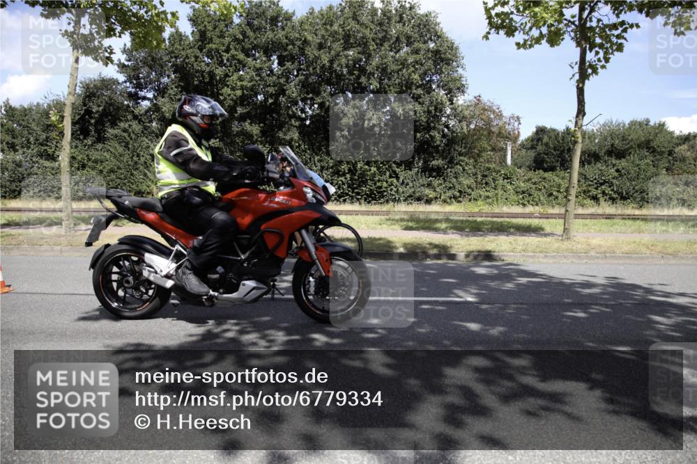 11.08.2024 - GEWOBA Citytriathlon Bremen H.Heesch http://msf.ph/oto/6779334 11.08.2024 13:19:41 Radfahren 251, 525, 626, 680, 686, 700, 713 meine-sportfotos.de