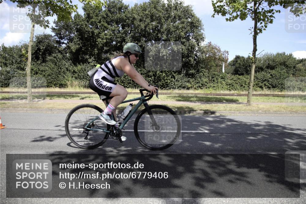 11.08.2024 - GEWOBA Citytriathlon Bremen H.Heesch http://msf.ph/oto/6779406 11.08.2024 13:20:06 Radfahren xxx, 376, 419, 525, 550, 551, 568, 595, 603, 617, 675, 692, 701 meine-sportfotos.de