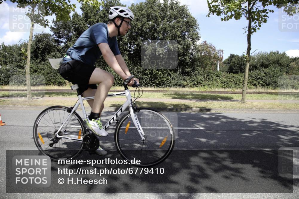 11.08.2024 - GEWOBA Citytriathlon Bremen H.Heesch http://msf.ph/oto/6779410 11.08.2024 13:20:07 Radfahren xxx, 376, 419, 550, 551, 568, 595, 603, 617, 675, 692, 701 meine-sportfotos.de