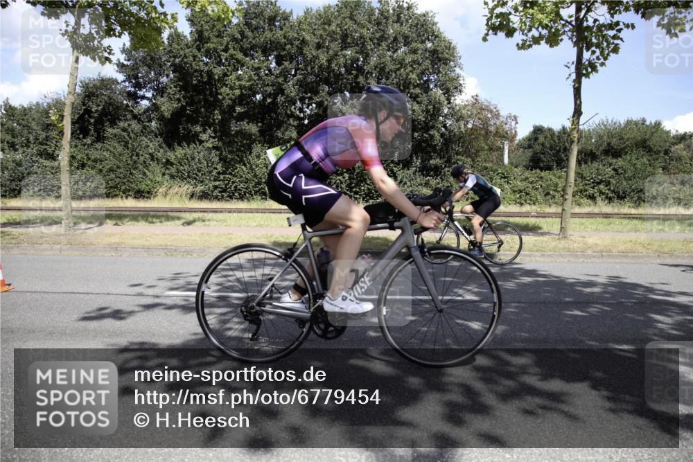 11.08.2024 - GEWOBA Citytriathlon Bremen H.Heesch http://msf.ph/oto/6779454 11.08.2024 13:20:52 Radfahren 230, 238, xxx, 532, 642, 645, 657, 679, 706, 1037 meine-sportfotos.de