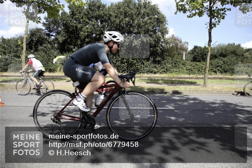 11.08.2024 - GEWOBA Citytriathlon Bremen H.Heesch http://msf.ph/oto/6779458 11.08.2024 13:20:54 Radfahren 230, 238, xxx, 532, 642, 645, 657, 679, 706, 1037 meine-sportfotos.de