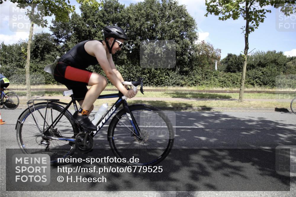 11.08.2024 - GEWOBA Citytriathlon Bremen H.Heesch http://msf.ph/oto/6779525 11.08.2024 13:21:23 Radfahren 211, 539, 569, 673, 719 meine-sportfotos.de