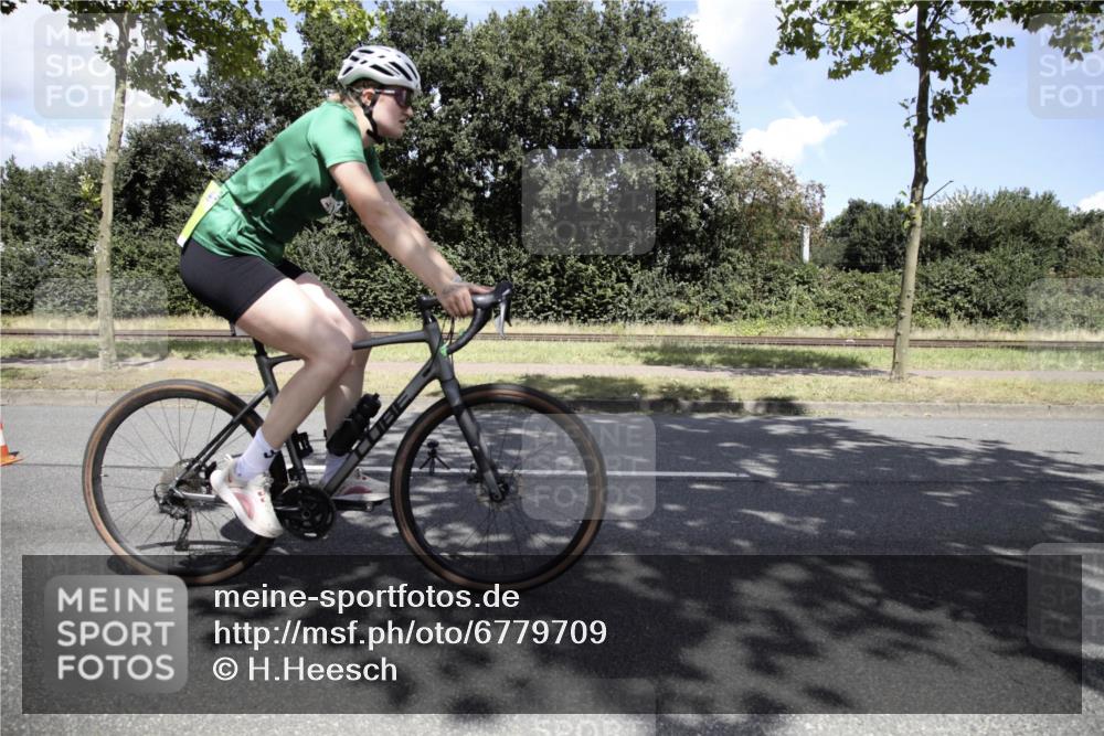 11.08.2024 - GEWOBA Citytriathlon Bremen H.Heesch http://msf.ph/oto/6779709 11.08.2024 13:22:54 Radfahren 204, xxx, 236, 266, 305, 375, 563, 574, 589, 621, 641, 698, 718, 721 meine-sportfotos.de
