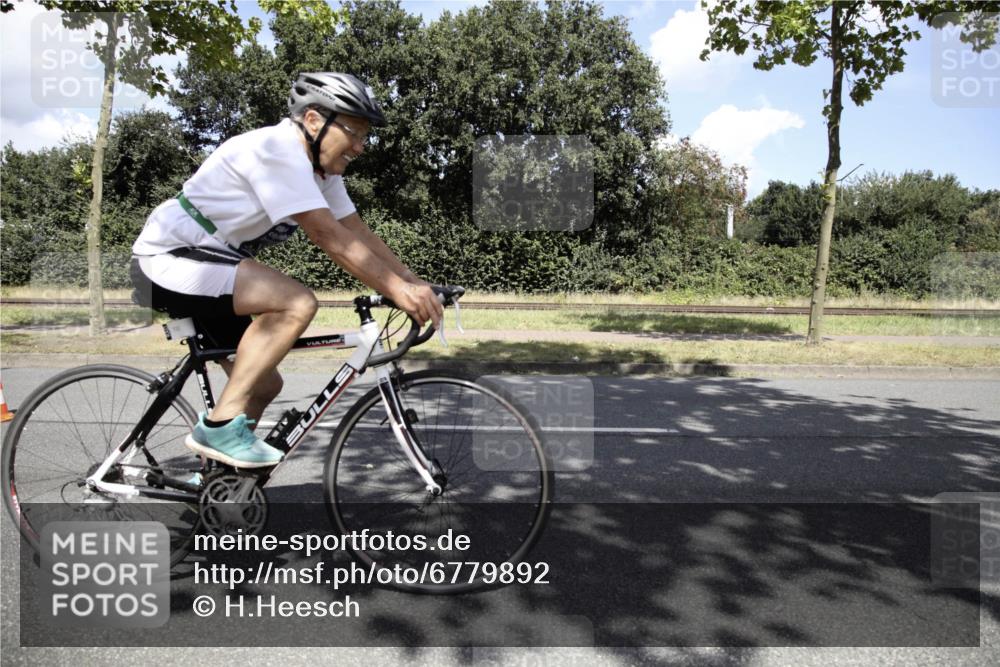 11.08.2024 - GEWOBA Citytriathlon Bremen H.Heesch http://msf.ph/oto/6779892 11.08.2024 13:24:31 Radfahren 244, 249, 255, 257, 279, 303, 306, 348, 481, 659, 696, 732 meine-sportfotos.de