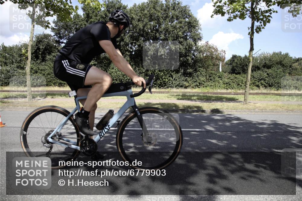 11.08.2024 - GEWOBA Citytriathlon Bremen H.Heesch http://msf.ph/oto/6779903 11.08.2024 13:24:35 Radfahren 249, 255, 257, 279, 303, 306, 348, 481, 696, 732 meine-sportfotos.de