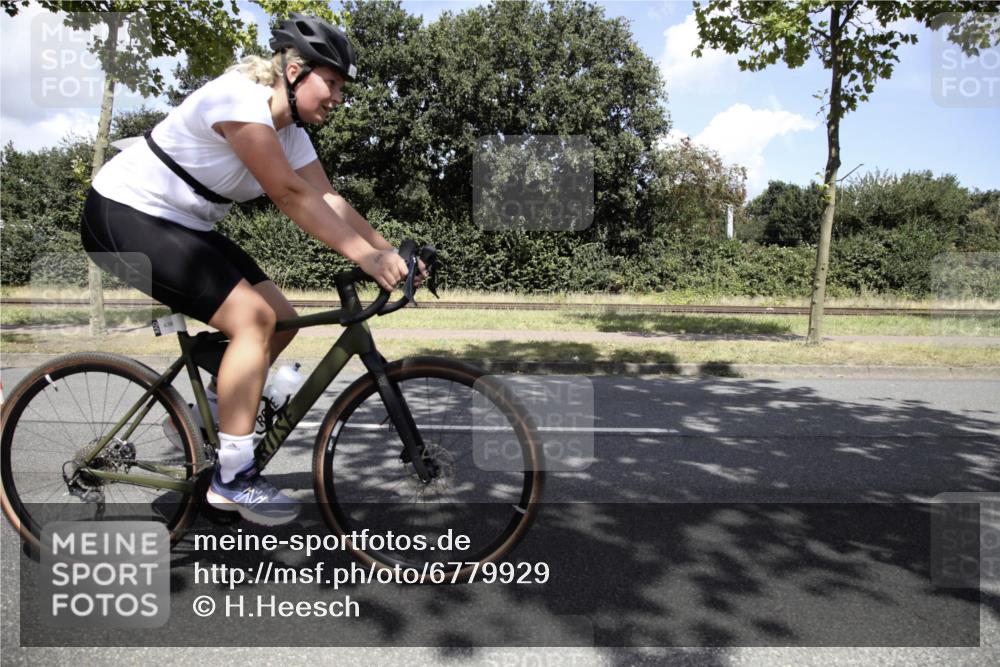 11.08.2024 - GEWOBA Citytriathlon Bremen H.Heesch http://msf.ph/oto/6779929 11.08.2024 13:24:52 Radfahren 214, 271, 348, 565, 566, 631, 647, 652 meine-sportfotos.de