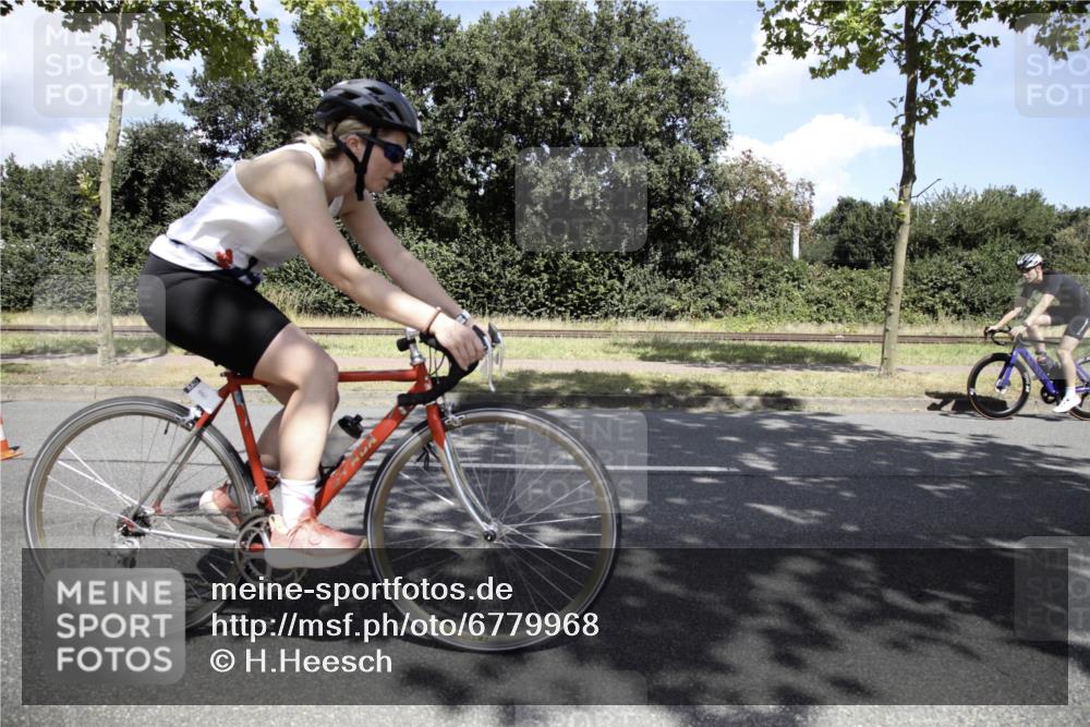 11.08.2024 - GEWOBA Citytriathlon Bremen H.Heesch http://msf.ph/oto/6779968 11.08.2024 13:25:28 Radfahren 225, 301, 309, 316, 328, 471, 660, 672, 720 meine-sportfotos.de