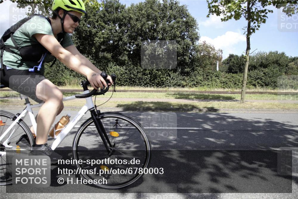 11.08.2024 - GEWOBA Citytriathlon Bremen H.Heesch http://msf.ph/oto/6780003 11.08.2024 13:25:51 Radfahren 246, 252, 260, 353, 650, 658, 672 meine-sportfotos.de