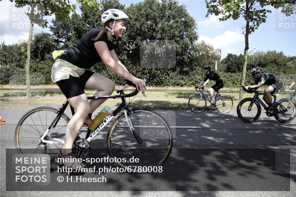11.08.2024 - GEWOBA Citytriathlon Bremen H.Heesch http://msf.ph/oto/6780008 11.08.2024 13:25:54 Radfahren 246, 252, 260, 353, 650, 658 meine-sportfotos.de