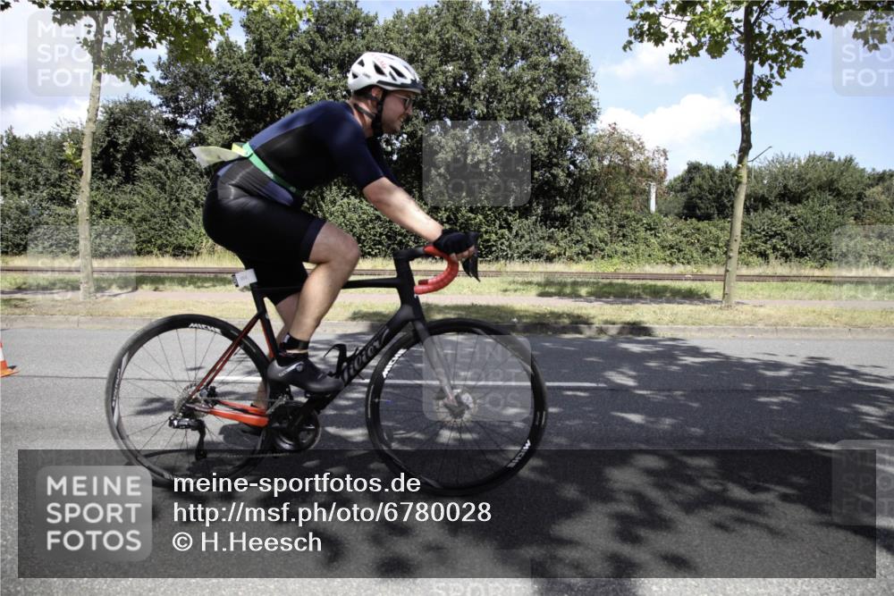 11.08.2024 - GEWOBA Citytriathlon Bremen H.Heesch http://msf.ph/oto/6780028 11.08.2024 13:26:01 Radfahren 202, 235, 246, 252, 253, 260, 353, 650 meine-sportfotos.de