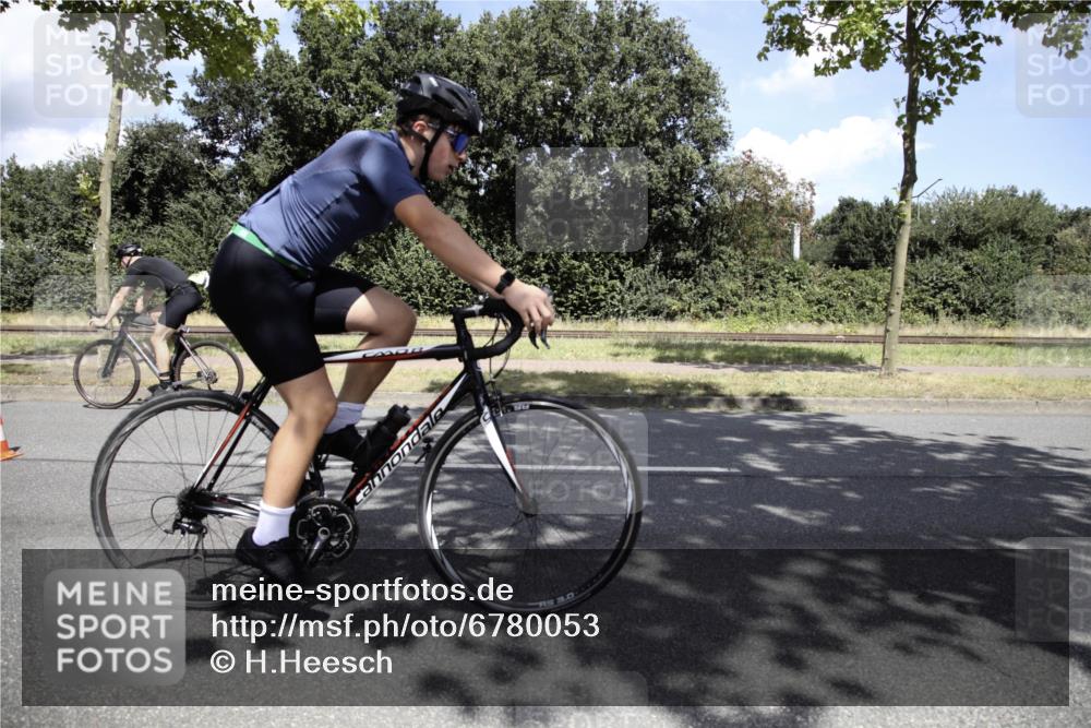 11.08.2024 - GEWOBA Citytriathlon Bremen H.Heesch http://msf.ph/oto/6780053 11.08.2024 13:26:17 Radfahren 202, 216, 235, 241, 253, 632 meine-sportfotos.de