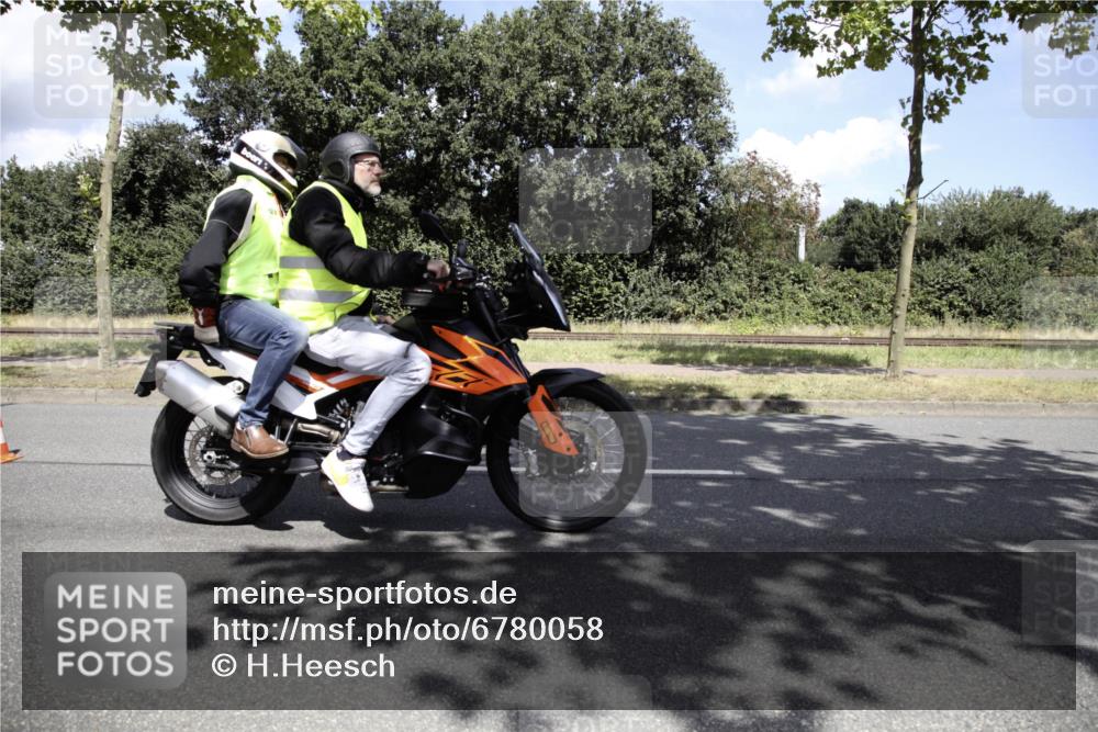 11.08.2024 - GEWOBA Citytriathlon Bremen H.Heesch http://msf.ph/oto/6780058 11.08.2024 13:26:19 Radfahren 202, 216, 235, 241, 253, 468, 632 meine-sportfotos.de