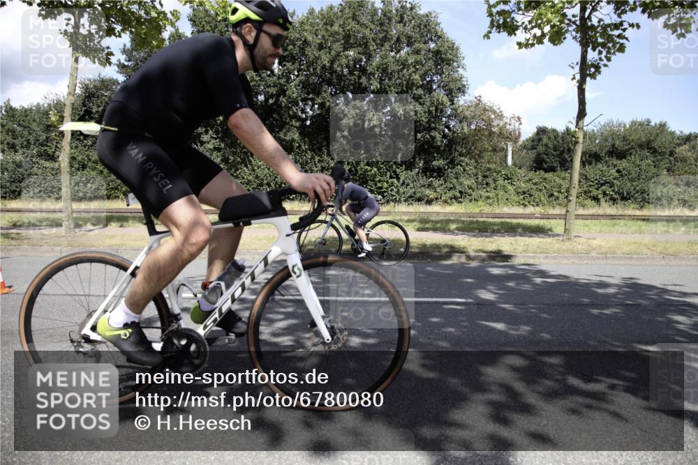 11.08.2024 - GEWOBA Citytriathlon Bremen H.Heesch http://msf.ph/oto/6780080 11.08.2024 13:26:36 Radfahren 239, 241, 333, 399, 413, 468, 602 meine-sportfotos.de