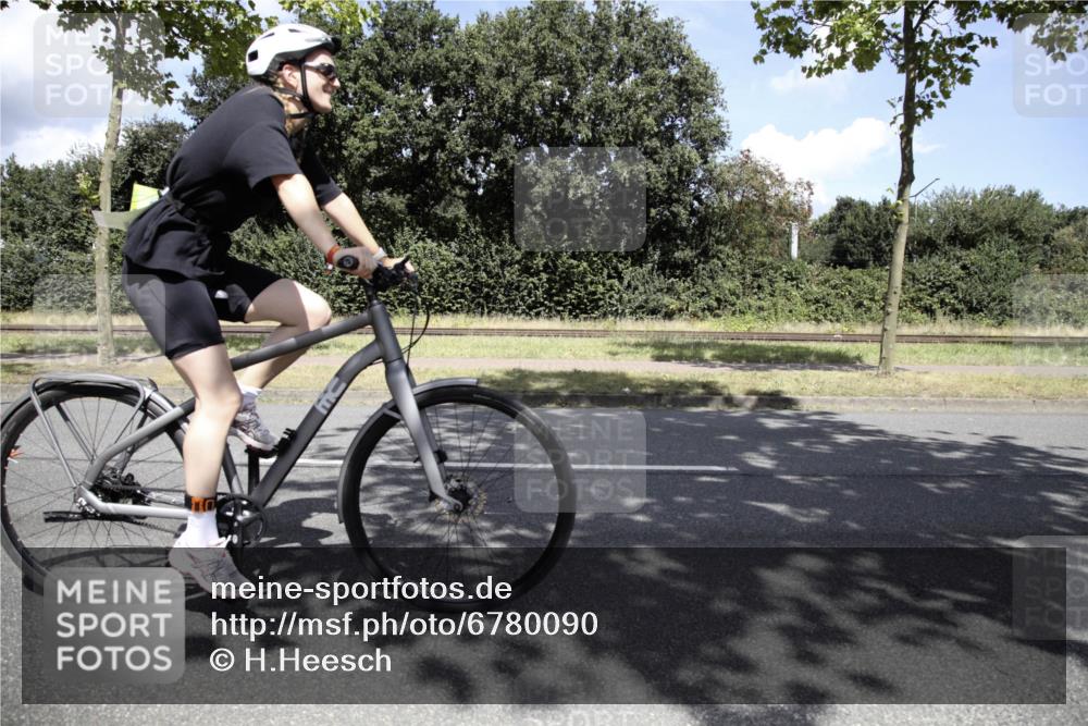 11.08.2024 - GEWOBA Citytriathlon Bremen H.Heesch http://msf.ph/oto/6780090 11.08.2024 13:26:42 Radfahren 239, 241, 333, 399, 413, 468, 585, 602 meine-sportfotos.de
