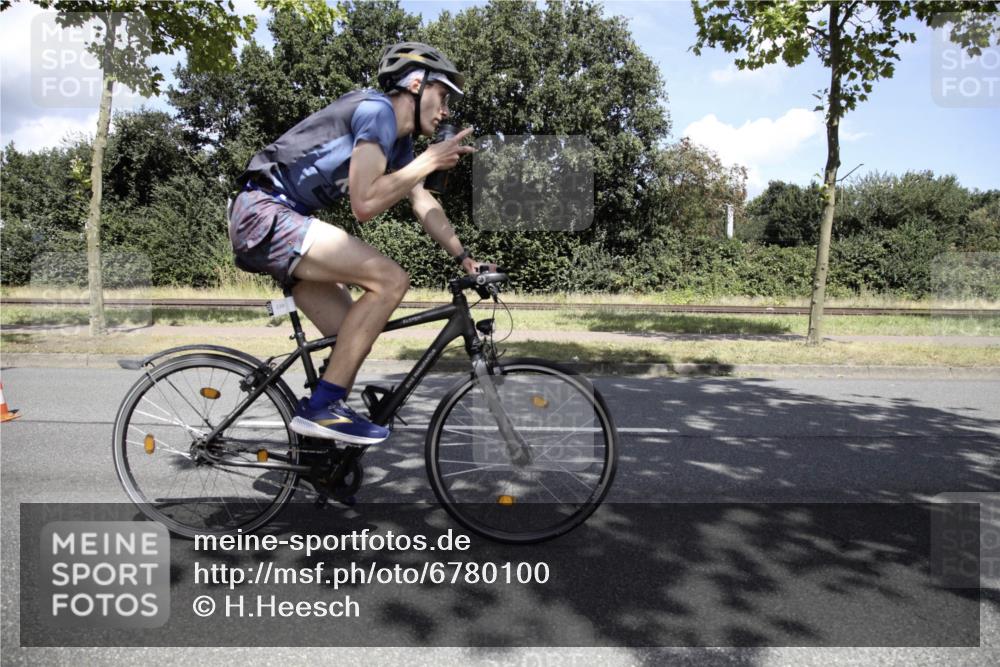 11.08.2024 - GEWOBA Citytriathlon Bremen H.Heesch http://msf.ph/oto/6780100 11.08.2024 13:26:47 Radfahren 239, 399, 413, 585 meine-sportfotos.de