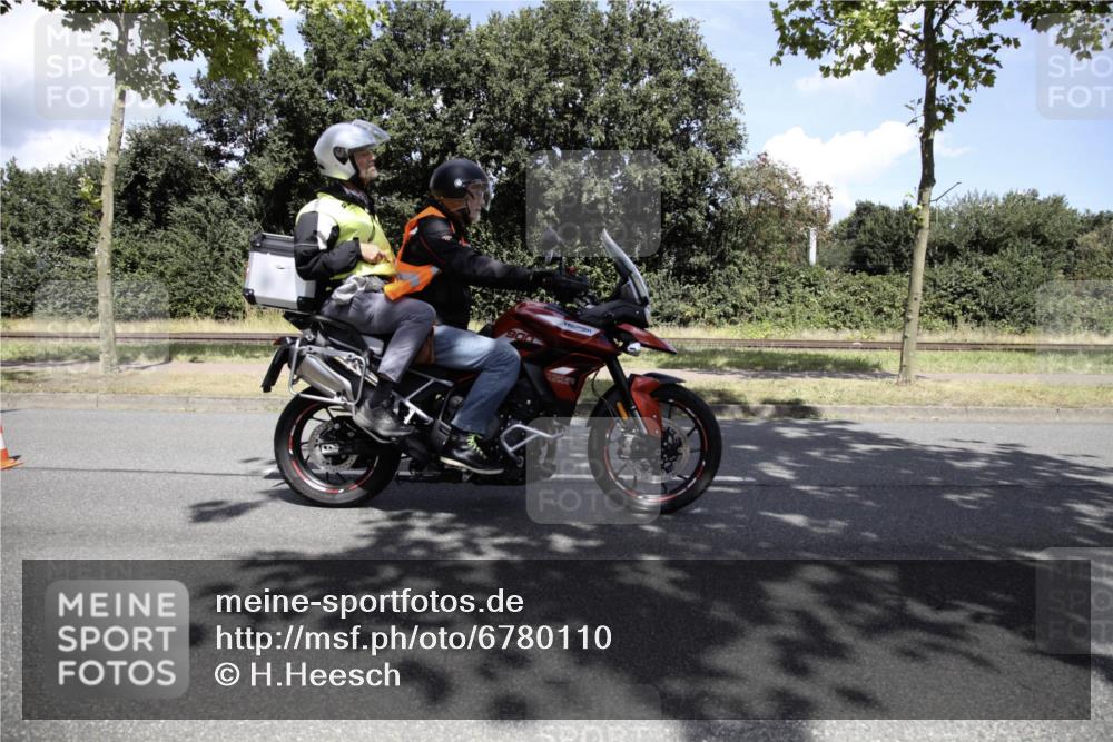 11.08.2024 - GEWOBA Citytriathlon Bremen H.Heesch http://msf.ph/oto/6780110 11.08.2024 13:26:55 Radfahren 209, 239, 300, 399, 426, 428, 460, 492, 585 meine-sportfotos.de