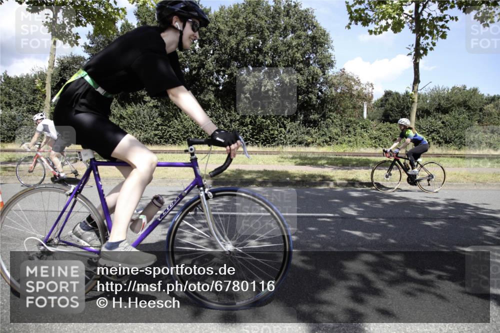 11.08.2024 - GEWOBA Citytriathlon Bremen H.Heesch http://msf.ph/oto/6780116 11.08.2024 13:26:58 Radfahren 208, 209, 300, 426, 428, 460, 492, 538, 585 meine-sportfotos.de