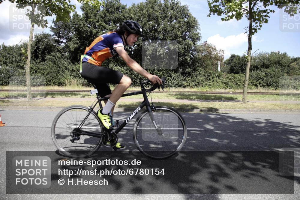 11.08.2024 - GEWOBA Citytriathlon Bremen H.Heesch http://msf.ph/oto/6780154 11.08.2024 13:27:10 Radfahren 208, 209, 300, 317, 426, 428, 460, 492, 538 meine-sportfotos.de
