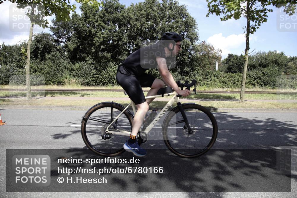 11.08.2024 - GEWOBA Citytriathlon Bremen H.Heesch http://msf.ph/oto/6780166 11.08.2024 13:27:34 Radfahren 315, 327, xxx, 619 meine-sportfotos.de