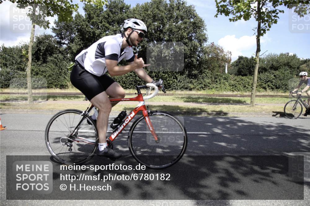11.08.2024 - GEWOBA Citytriathlon Bremen H.Heesch http://msf.ph/oto/6780182 11.08.2024 13:27:51 Radfahren 264, 280, 287, 288, 304, 315, 336, 549, 727 meine-sportfotos.de