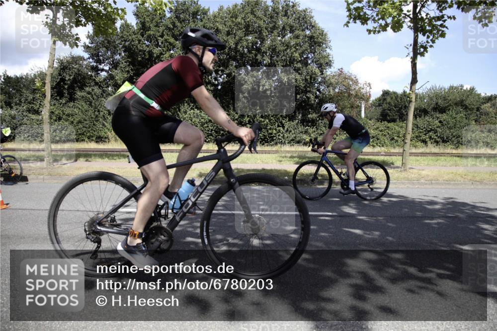 11.08.2024 - GEWOBA Citytriathlon Bremen H.Heesch http://msf.ph/oto/6780203 11.08.2024 13:27:55 Radfahren 264, 280, 287, 288, 297, 304, 315, 336, 549, 727 meine-sportfotos.de