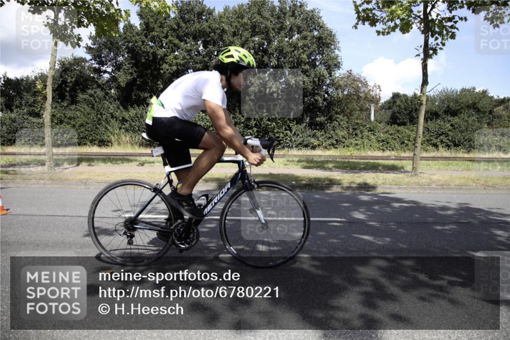 11.08.2024 - GEWOBA Citytriathlon Bremen H.Heesch http://msf.ph/oto/6780221 11.08.2024 13:28:14 Radfahren 201, 297, 308, 311, 325, 534 meine-sportfotos.de