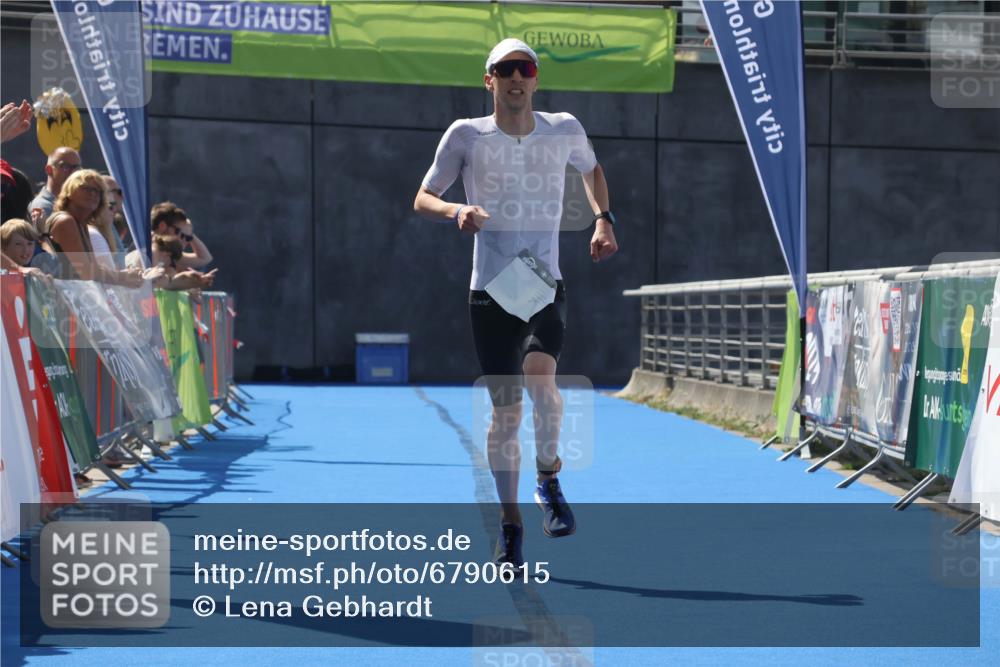 11.08.2024 - GEWOBA Citytriathlon Bremen Lena Gebhardt http://msf.ph/oto/6790615 11.08.2024 13:18:41 Ziel 844 meine-sportfotos.de