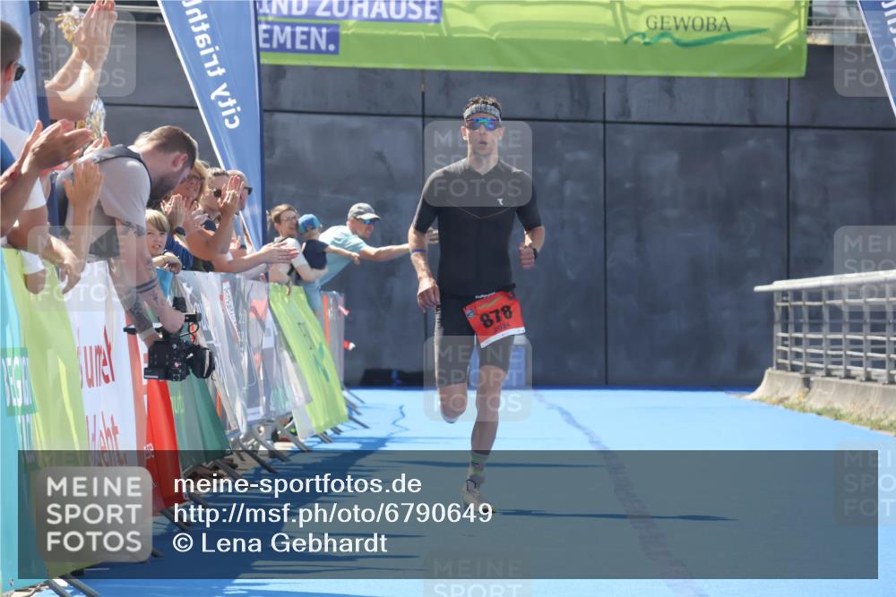 11.08.2024 - GEWOBA Citytriathlon Bremen Lena Gebhardt http://msf.ph/oto/6790649 11.08.2024 13:19:49 Ziel 878 meine-sportfotos.de