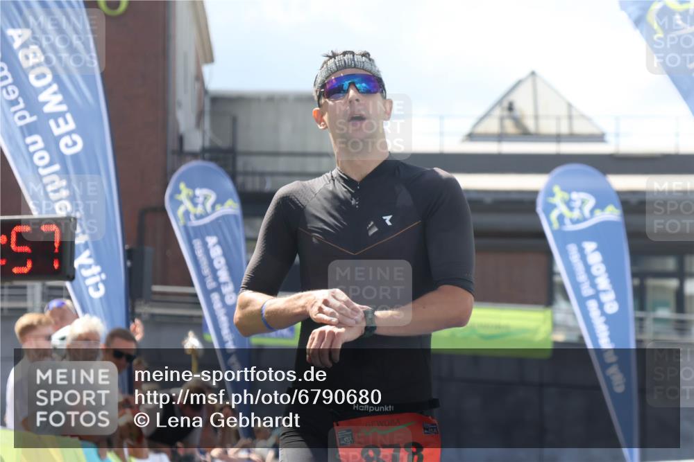 11.08.2024 - GEWOBA Citytriathlon Bremen Lena Gebhardt http://msf.ph/oto/6790680 11.08.2024 13:19:53 Ziel 878 meine-sportfotos.de