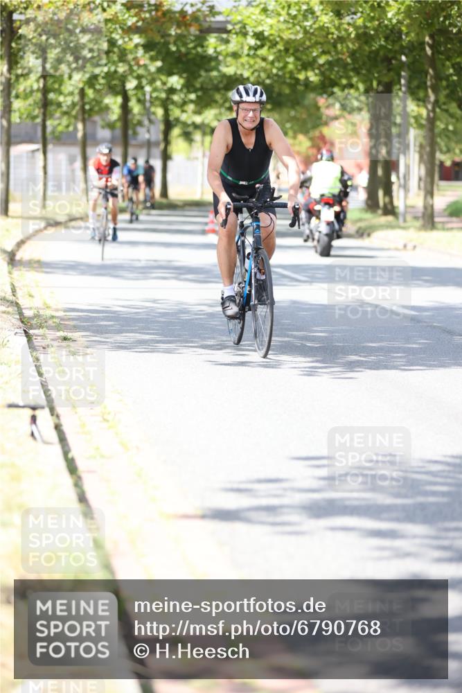 11.08.2024 - GEWOBA Citytriathlon Bremen H.Heesch http://msf.ph/oto/6790768 11.08.2024 13:18:04 Radfahren 213, 320, 367, 369, 451, 522, 526, 535, 540, 541, 557, 559, 615 meine-sportfotos.de