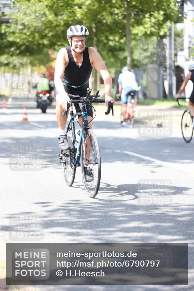11.08.2024 - GEWOBA Citytriathlon Bremen H.Heesch http://msf.ph/oto/6790797 11.08.2024 13:18:04 Radfahren 213, 320, 367, 369, 451, 522, 526, 535, 540, 541, 557, 559, 615 meine-sportfotos.de