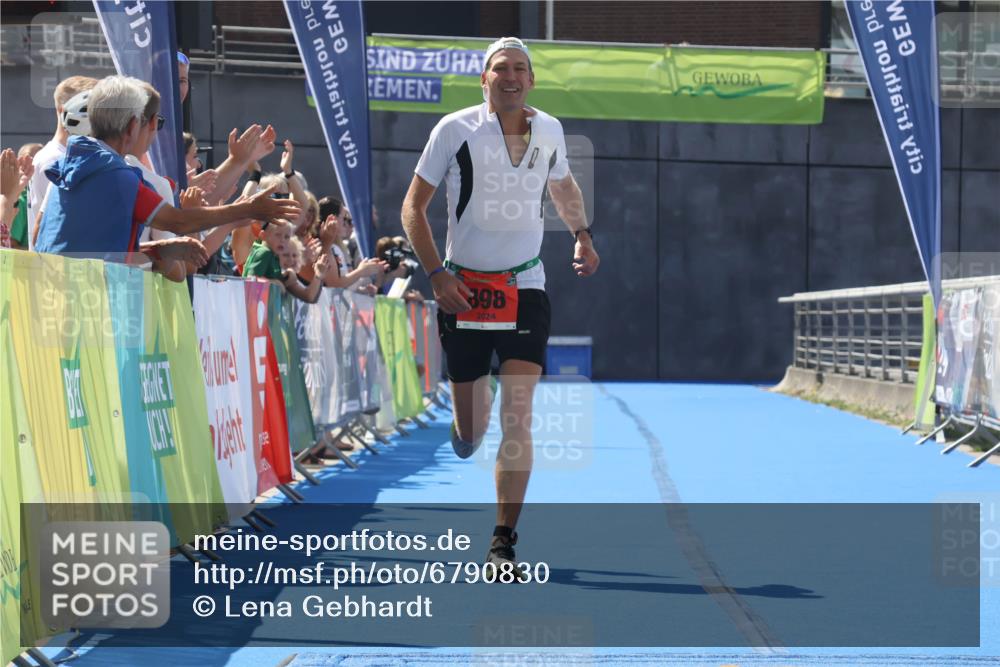 11.08.2024 - GEWOBA Citytriathlon Bremen Lena Gebhardt http://msf.ph/oto/6790830 11.08.2024 13:22:24 Ziel 898 meine-sportfotos.de