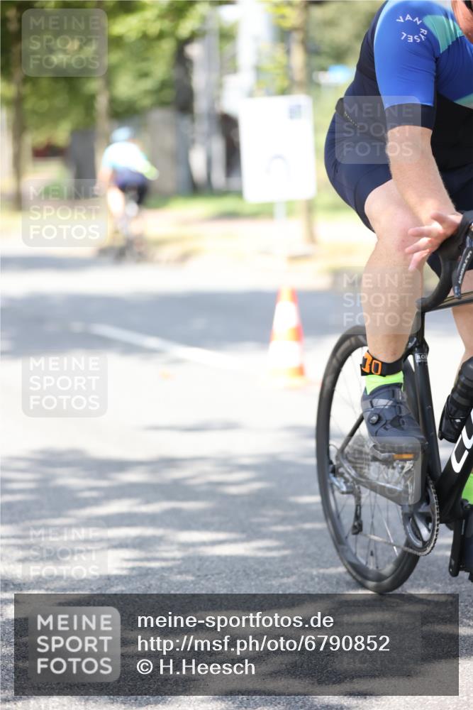 11.08.2024 - GEWOBA Citytriathlon Bremen H.Heesch http://msf.ph/oto/6790852 11.08.2024 13:18:08 Radfahren 213, 367, 407, 451, 522, 526, 533, 535, 540, 541, 557, 615 meine-sportfotos.de