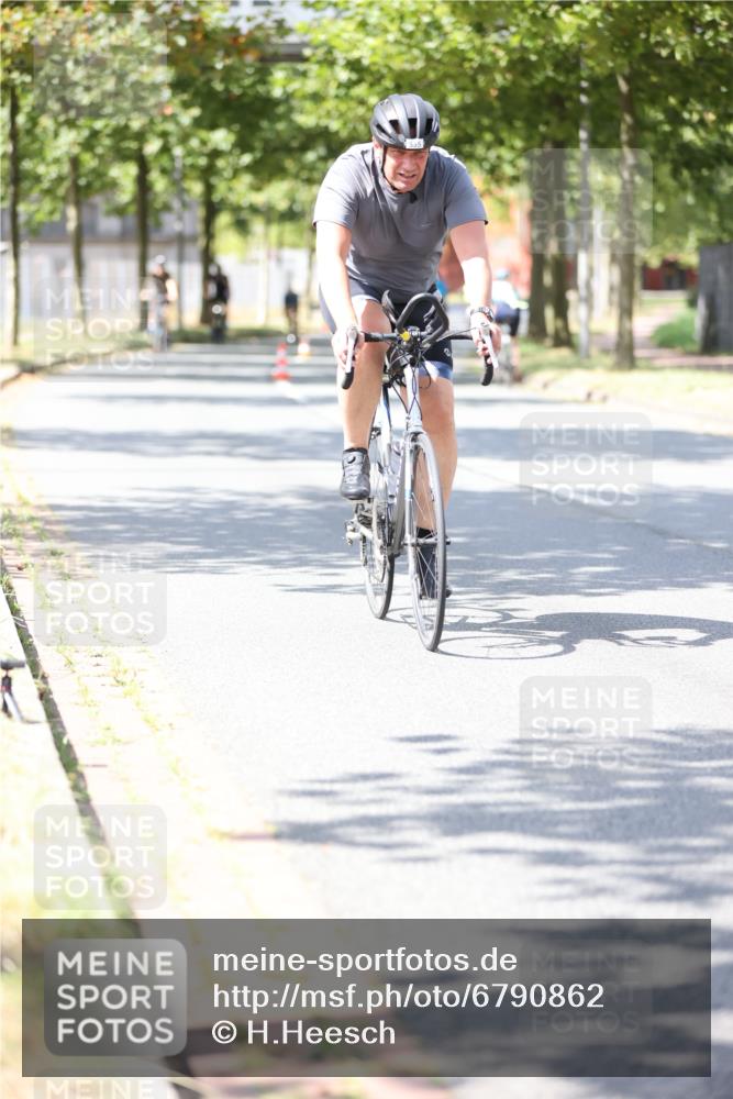 11.08.2024 - GEWOBA Citytriathlon Bremen H.Heesch http://msf.ph/oto/6790862 11.08.2024 13:18:10 Radfahren 213, 407, 451, 522, 526, 533, 535, 540, 541, 557, xxx meine-sportfotos.de