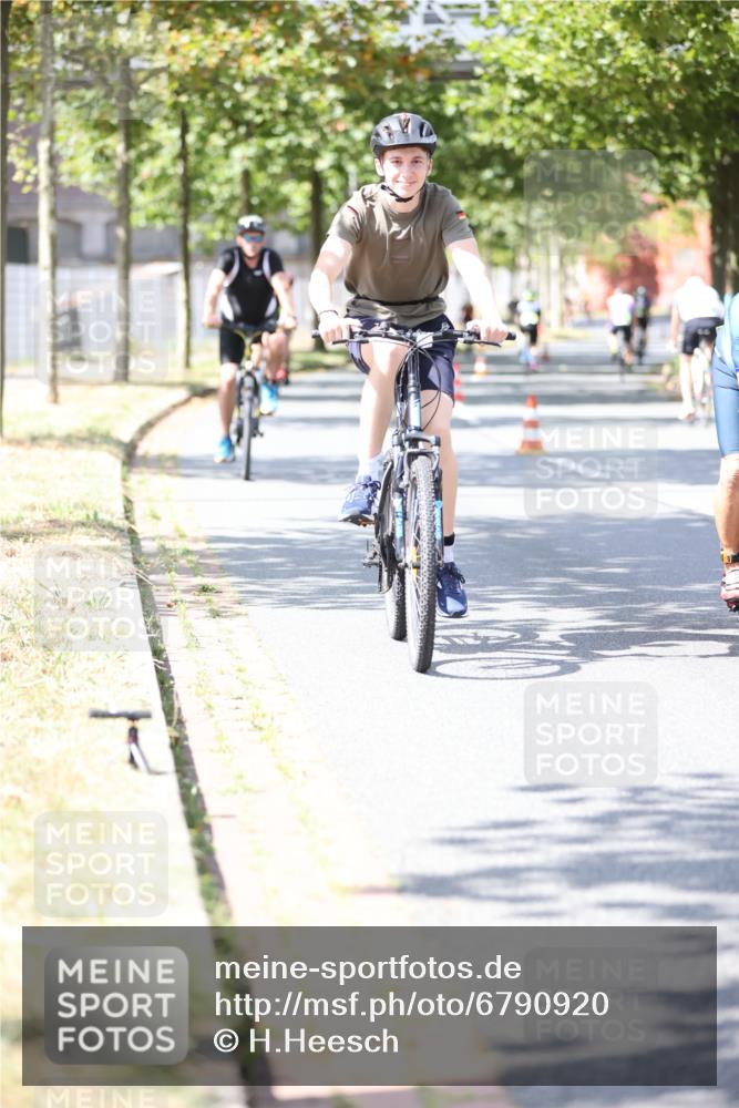 11.08.2024 - GEWOBA Citytriathlon Bremen H.Heesch http://msf.ph/oto/6790920 11.08.2024 13:18:17 Radfahren 213, 407, 451, 526, 533, 535, 540, 557, 629, xxx meine-sportfotos.de