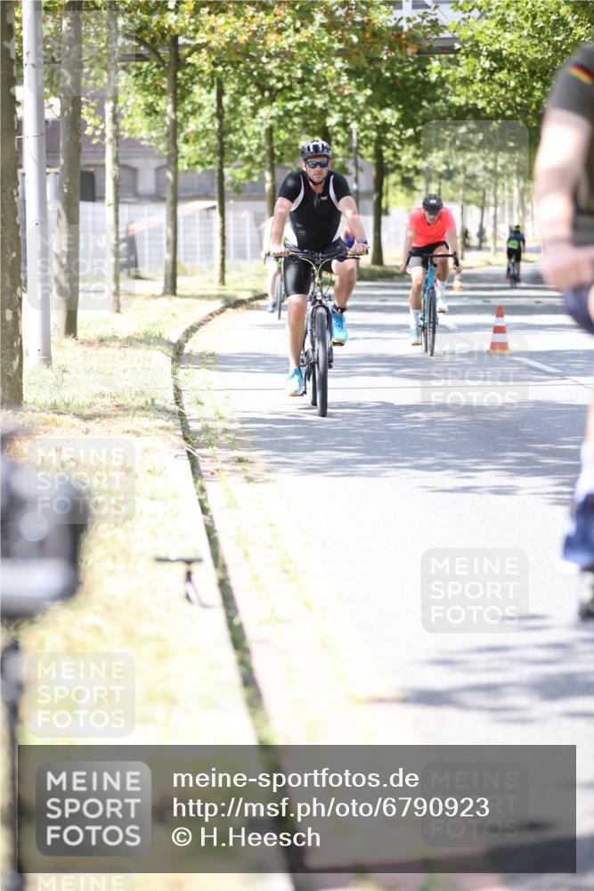 11.08.2024 - GEWOBA Citytriathlon Bremen H.Heesch http://msf.ph/oto/6790923 11.08.2024 13:18:18 Radfahren 213, 407, 451, 526, 533, 535, 540, 557, 629, xxx meine-sportfotos.de