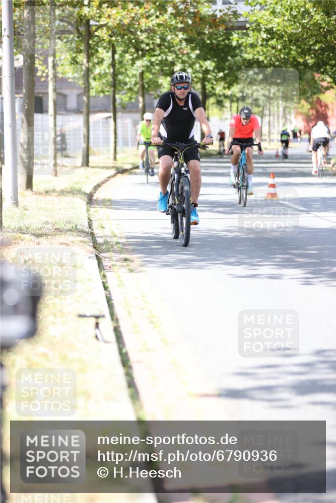 11.08.2024 - GEWOBA Citytriathlon Bremen H.Heesch http://msf.ph/oto/6790936 11.08.2024 13:18:18 Radfahren 213, 407, 451, 526, 533, 535, 540, 557, 629, xxx meine-sportfotos.de