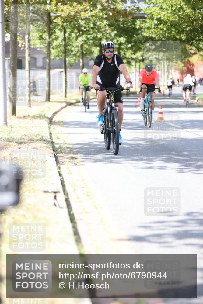 11.08.2024 - GEWOBA Citytriathlon Bremen H.Heesch http://msf.ph/oto/6790944 11.08.2024 13:18:19 Radfahren 213, 407, 451, 526, 533, 535, 540, 557, 629, xxx, 702 meine-sportfotos.de