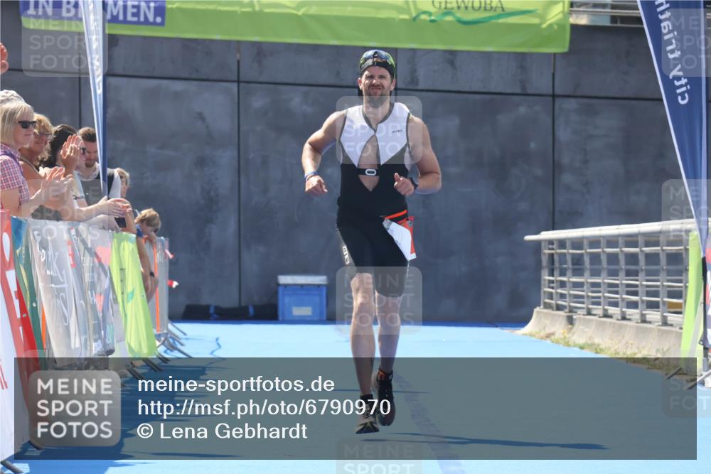 11.08.2024 - GEWOBA Citytriathlon Bremen Lena Gebhardt http://msf.ph/oto/6790970 11.08.2024 13:23:42 Ziel 807 meine-sportfotos.de