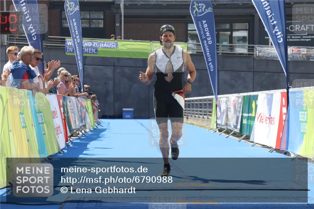 11.08.2024 - GEWOBA Citytriathlon Bremen Lena Gebhardt http://msf.ph/oto/6790988 11.08.2024 13:23:44 Ziel 807 meine-sportfotos.de