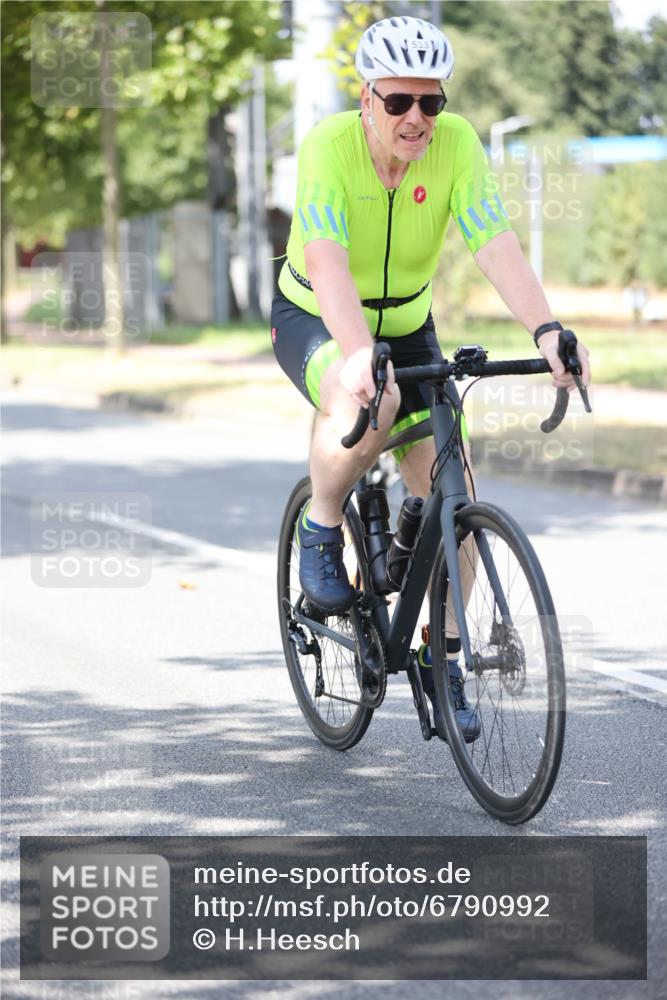 11.08.2024 - GEWOBA Citytriathlon Bremen H.Heesch http://msf.ph/oto/6790992 11.08.2024 13:18:22 Radfahren 213, 407, 451, 507, 533, 540, 557, 629, xxx, 695, 702 meine-sportfotos.de