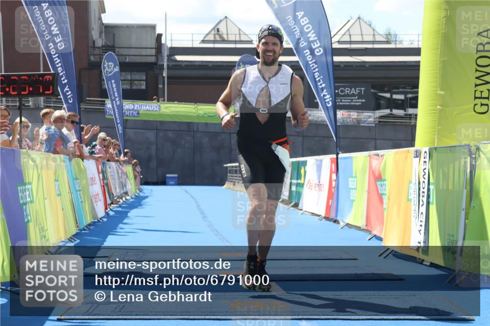 11.08.2024 - GEWOBA Citytriathlon Bremen Lena Gebhardt http://msf.ph/oto/6791000 11.08.2024 13:23:45 Ziel 807 meine-sportfotos.de