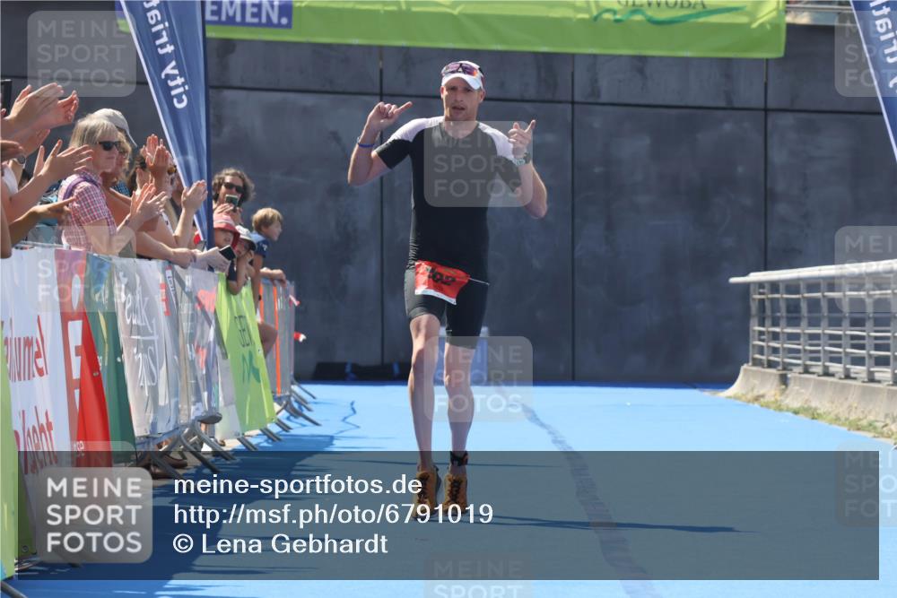 11.08.2024 - GEWOBA Citytriathlon Bremen Lena Gebhardt http://msf.ph/oto/6791019 11.08.2024 13:24:20 Ziel 902 meine-sportfotos.de