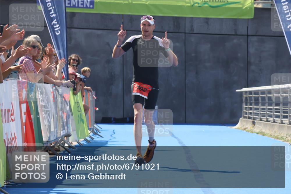 11.08.2024 - GEWOBA Citytriathlon Bremen Lena Gebhardt http://msf.ph/oto/6791021 11.08.2024 13:24:21 Ziel 902 meine-sportfotos.de
