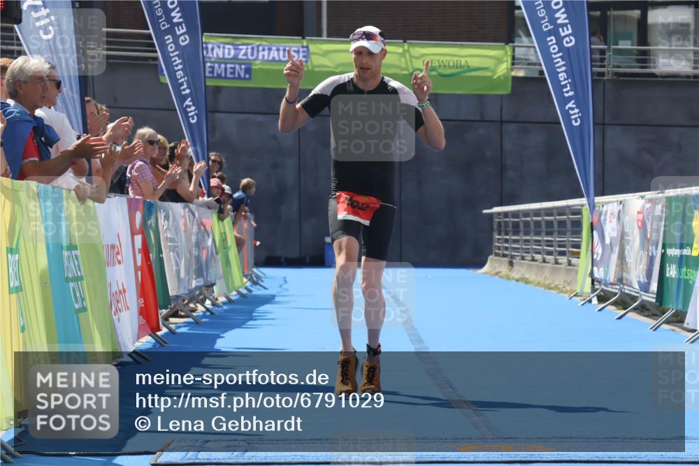 11.08.2024 - GEWOBA Citytriathlon Bremen Lena Gebhardt http://msf.ph/oto/6791029 11.08.2024 13:24:22 Ziel 902 meine-sportfotos.de