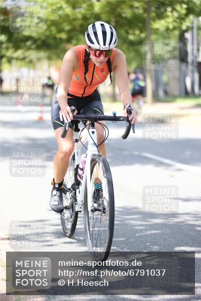 11.08.2024 - GEWOBA Citytriathlon Bremen H.Heesch http://msf.ph/oto/6791037 11.08.2024 13:18:27 Radfahren 407, 507, 533, 540, 557, 629, 646, xxx, 695, 702 meine-sportfotos.de