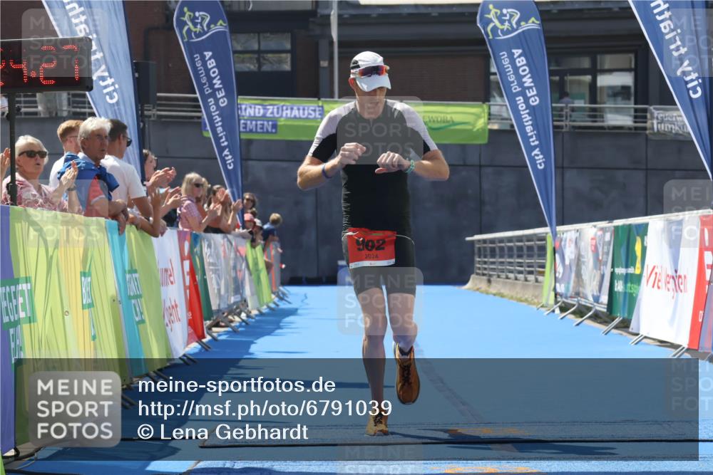 11.08.2024 - GEWOBA Citytriathlon Bremen Lena Gebhardt http://msf.ph/oto/6791039 11.08.2024 13:24:23 Ziel 902 meine-sportfotos.de