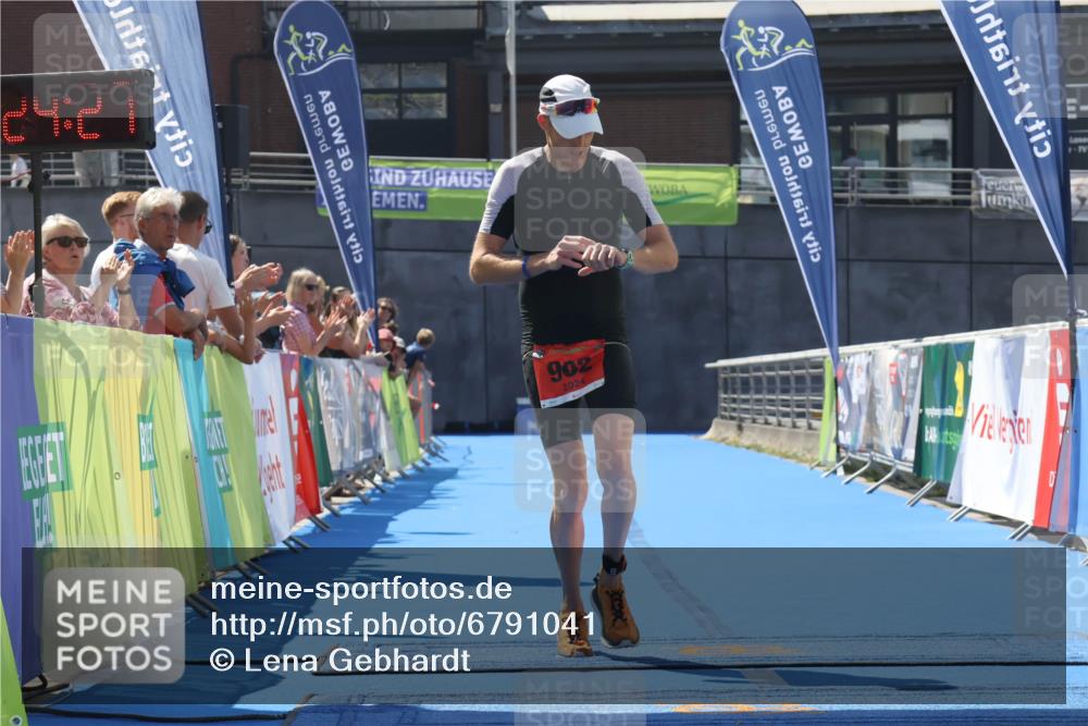 11.08.2024 - GEWOBA Citytriathlon Bremen Lena Gebhardt http://msf.ph/oto/6791041 11.08.2024 13:24:24 Ziel 902 meine-sportfotos.de