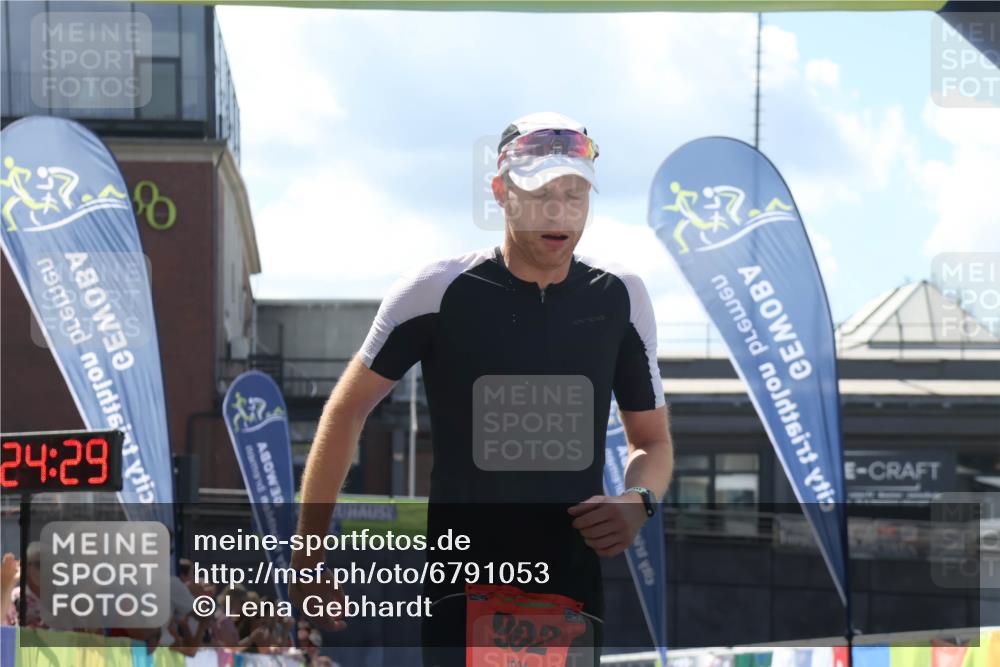11.08.2024 - GEWOBA Citytriathlon Bremen Lena Gebhardt http://msf.ph/oto/6791053 11.08.2024 13:24:26 Ziel 902 meine-sportfotos.de